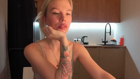 Snapshot of olivia_bells chatting on 01-05-25, 09:47 Olivia 3 online show from 01-05-25, 09:47