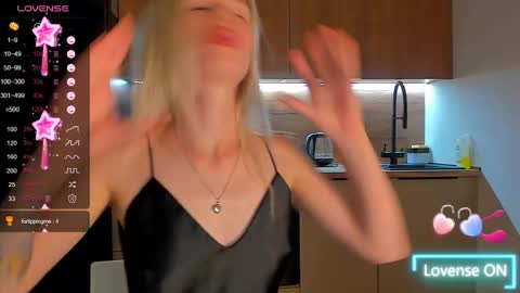 Snapshot of olivia_bells chatting on 09-08-25, 10:20 Olivia 3 online show from 09-08-25, 10:20