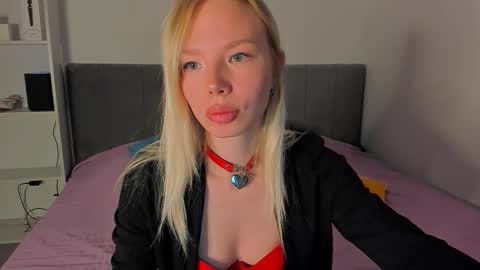 Snapshot of olivia_bells chatting on 11-16-25, 10:59 Olivia 3 online show from 11-16-25, 10:59
