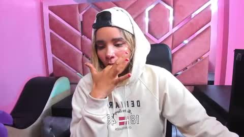 Snapshot of olivia_fox69 chatting on 03-02-25, 03:34 OLIVIA online show from 03-02-25, 03:34