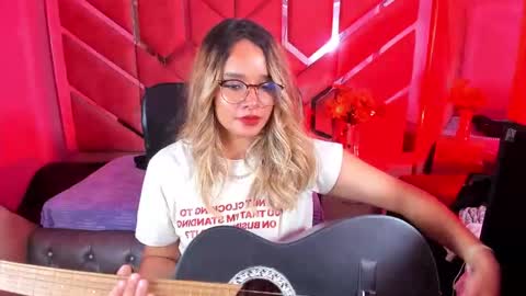 Snapshot of olivia_fox69 chatting on 10-17-25, 02:15 OLIVIA online show from 10-17-25, 02:15