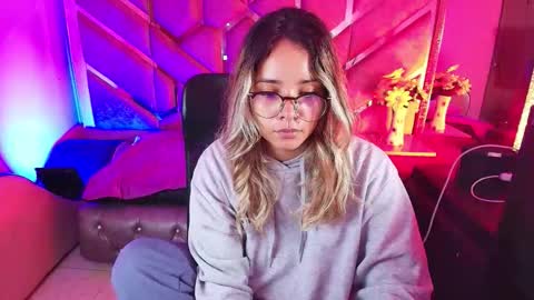 Snapshot of olivia_fox69 chatting on 11-24-25, 04:01 OLIVIA online show from 11-24-25, 04:01