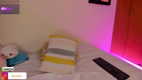 olivia_s19 online show from 10-19-25, 03:40