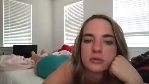oliviaaraee online show from 01-18-25, 07:48