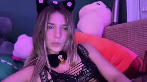 Snapshot of oliviahansleyy chatting on 03-11-25, 05:38 Olivia online show from 03-11-25, 05:38