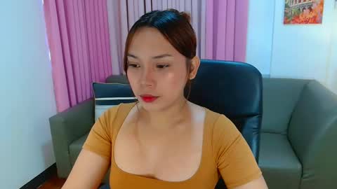 Snapshot of oliviahutton chatting on 05-11-26, 01:44 oliviahutton online show from 05-11-26, 01:44