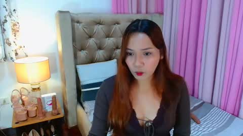 Snapshot of oliviahutton chatting on 05-12-26, 12:52 oliviahutton online show from 05-12-26, 12:52