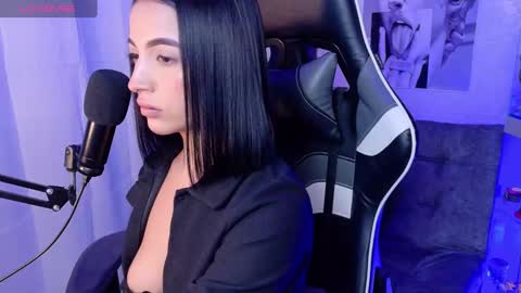 Snapshot of oliviamcneill chatting on 03-07-25, 03:19 Olivia Mcneill online show from 03-07-25, 03:19