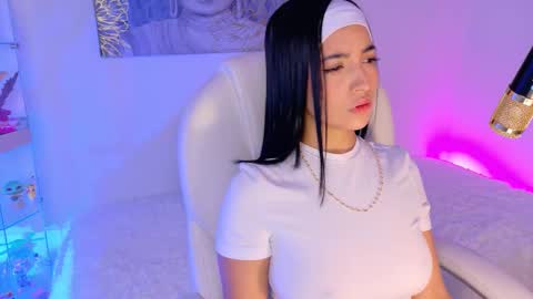 Snapshot of oliviamcneill chatting on 02-12-26, 12:55 Olivia Mcneill online show from 02-12-26, 12:55