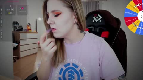 Snapshot of oliviamunk chatting on 12-27-24, 12:12 . online show from 12-27-24, 12:12