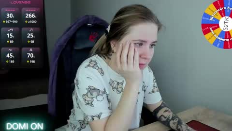 Snapshot of oliviamunk chatting on 02-12-25, 04:01 . online show from 02-12-25, 04:01