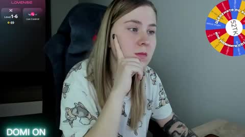 Snapshot of oliviamunk chatting on 02-15-25, 04:03 . online show from 02-15-25, 04:03