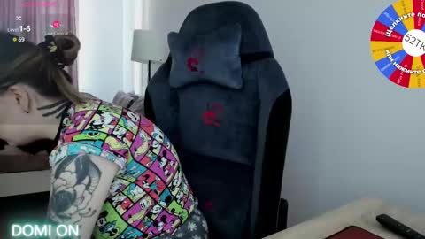 Snapshot of oliviamunk chatting on 02-21-25, 10:07 . online show from 02-21-25, 10:07