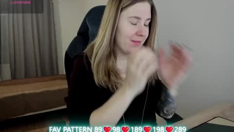 Snapshot of oliviamunk chatting on 03-03-25, 03:52 . online show from 03-03-25, 03:52