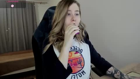 Snapshot of oliviamunk chatting on 03-07-25, 03:40 . online show from 03-07-25, 03:40