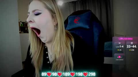 Snapshot of oliviamunk chatting on 10-07-25, 05:04 . online show from 10-07-25, 05:04