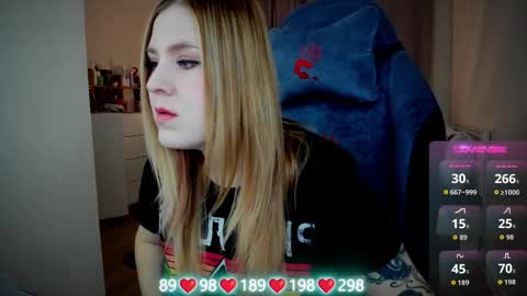 Snapshot of oliviamunk chatting on 10-22-25, 05:30 . online show from 10-22-25, 05:30