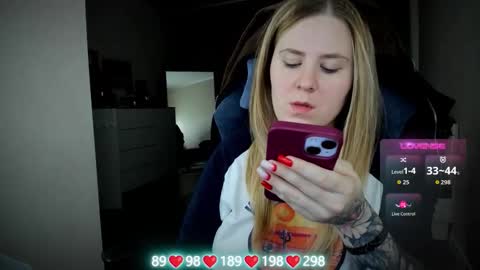 Snapshot of oliviamunk chatting on 11-22-25, 04:11 . online show from 11-22-25, 04:11