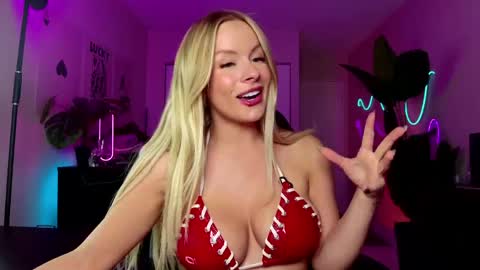 Snapshot of oliviaowens chatting on 05-27-26, 02:08 Olivia Owens online show from 05-27-26, 02:08