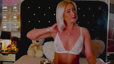 Snapshot of oliviashaw22 chatting on 06-11-26, 08:40 Olivia online show from 06-11-26, 08:40