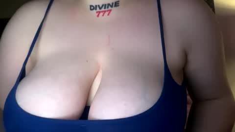 Snapshot of oliviaskies chatting on 12-22-25, 12:40 Olivia baby online show from 12-22-25, 12:40