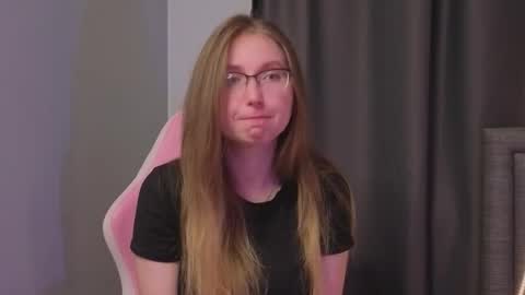 Snapshot of oliviavele chatting on 09-10-25, 07:03 Kylie online show from 09-10-25, 07:03