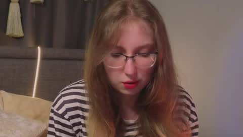 Snapshot of oliviavele chatting on 09-11-25, 07:47 Kylie online show from 09-11-25, 07:47