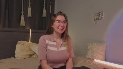 Snapshot of oliviavele chatting on 09-14-25, 07:35 Kylie online show from 09-14-25, 07:35