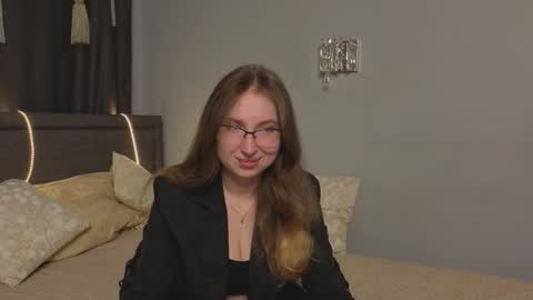 Snapshot of oliviavele chatting on 09-22-25, 06:32 Kylie online show from 09-22-25, 06:32