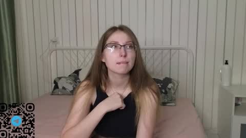 Snapshot of oliviavele chatting on 09-25-25, 06:33 Kylie online show from 09-25-25, 06:33