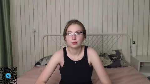 Snapshot of oliviavele chatting on 09-29-25, 06:35 Kylie online show from 09-29-25, 06:35