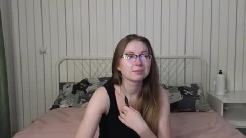 Snapshot of oliviavele chatting on 10-02-25, 06:15 Kylie online show from 10-02-25, 06:15