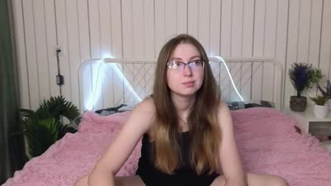 Snapshot of oliviavele chatting on 10-08-25, 08:17 Kylie online show from 10-08-25, 08:17