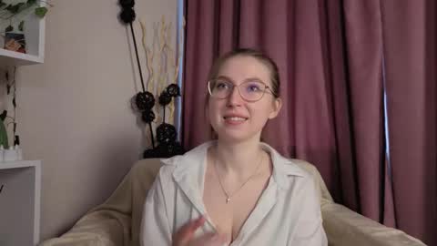 Snapshot of oliviavele chatting on 12-04-25, 09:18 Kylie online show from 12-04-25, 09:18