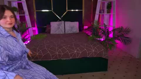 oliviia_rose online show from 12-14-25, 08:13