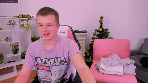 Snapshot of ollistiw chatting on 12-19-24, 08:44 Olli and Stiw online show from 12-19-24, 08:44