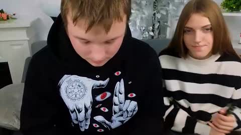 Snapshot of ollistiw chatting on 11-28-25, 08:28 Olli and Stiw online show from 11-28-25, 08:28