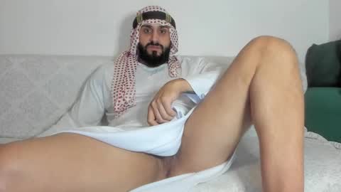 Snapshot of omar_xoxo chatting on 10-31-25, 07:31 Omar online show from 10-31-25, 07:31