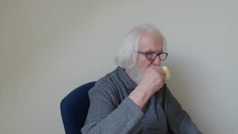 Snapshot of onanister chatting on 02-21-25, 01:22 Somewhere over the rainbow online show from 02-21-25, 01:22