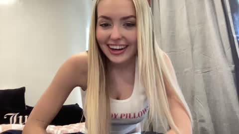 Snapshot of onicasummer chatting on 02-24-25, 10:25 Onica Summer online show from 02-24-25, 10:25