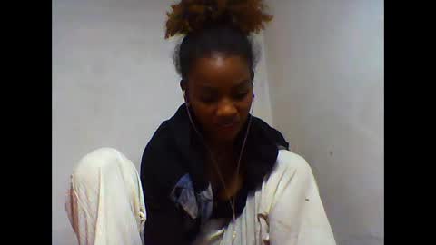 Snapshot of oooorazanasoa chatting on 06-05-26, 06:57 oooorazanasoa online show from 06-05-26, 06:57