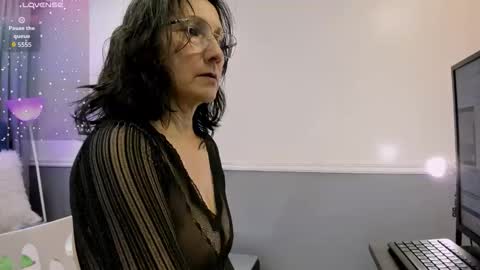 Snapshot of oriana_jhonson chatting on 10-28-25, 10:30 Oriana online show from 10-28-25, 10:30