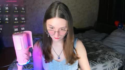 Snapshot of oskar_fucker chatting on 09-17-25, 11:17 Leliana online show from 09-17-25, 11:17