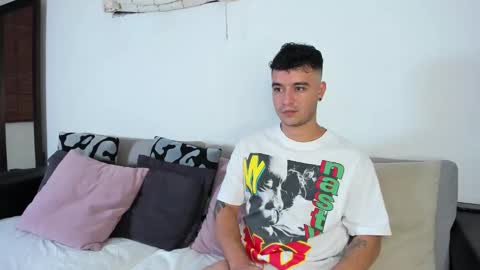 Snapshot of p_jhon chatting on 09-11-25, 12:33 P online show from 09-11-25, 12:33