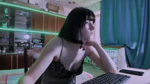 Snapshot of pa1e_pr1ncess chatting on 06-18-26, 12:42 Ella online show from 06-18-26, 12:42