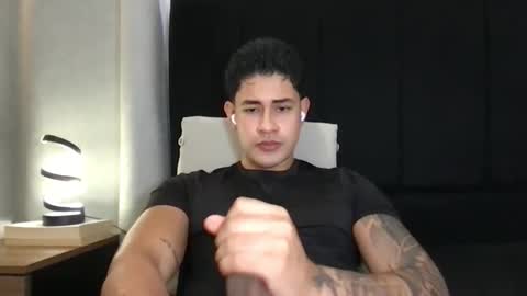 Snapshot of pablo_boston chatting on 10-03-25, 06:43 Javi online show from 10-03-25, 06:43