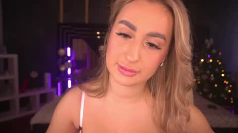 Snapshot of paolamola chatting on 12-29-24, 11:29 Lia online show from 12-29-24, 11:29