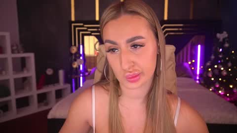 Snapshot of paolamola chatting on 01-05-25, 09:05 Lia online show from 01-05-25, 09:05