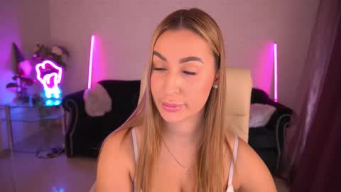 Snapshot of paolamola chatting on 02-21-25, 11:11 Lia online show from 02-21-25, 11:11