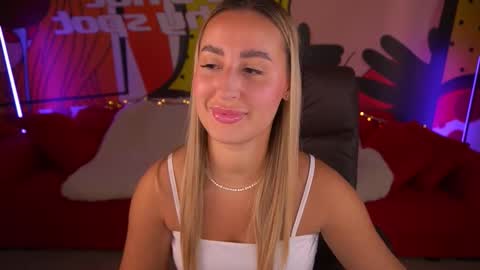 Snapshot of paolamola chatting on 09-15-25, 06:46 Lia online show from 09-15-25, 06:46